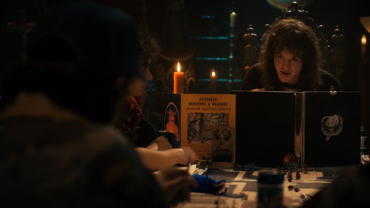 Cena de Stranger Things em que estão joggando RPG