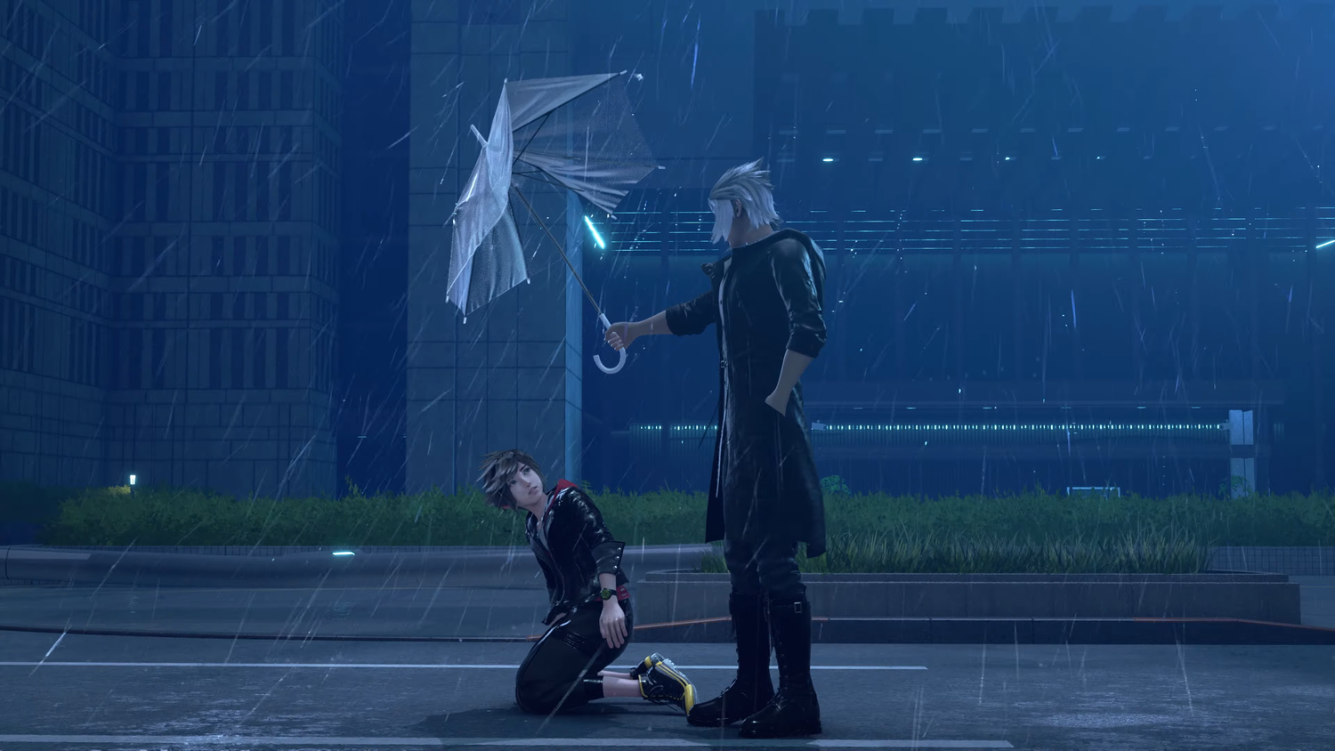 Cena cinematográfica do jogo *Kingdom Hearts IV* sob forte chuva noturna. À esquerda, o protagonista Sora está ajoelhado no asfalto molhado de uma rua urbana, olhando para cima com expressão vulnerável. À direita, um homem alto de cabelos brancos longos, vestindo um casaco preto comprido e botas, está em pé e segura um guarda-chuva transparente sobre Sora para protegê-lo da chuva. Ao fundo, erguem-se grandes edifícios modernos iluminados por luzes azuis discretas, completando a atmosfera melancólica da metrópole.