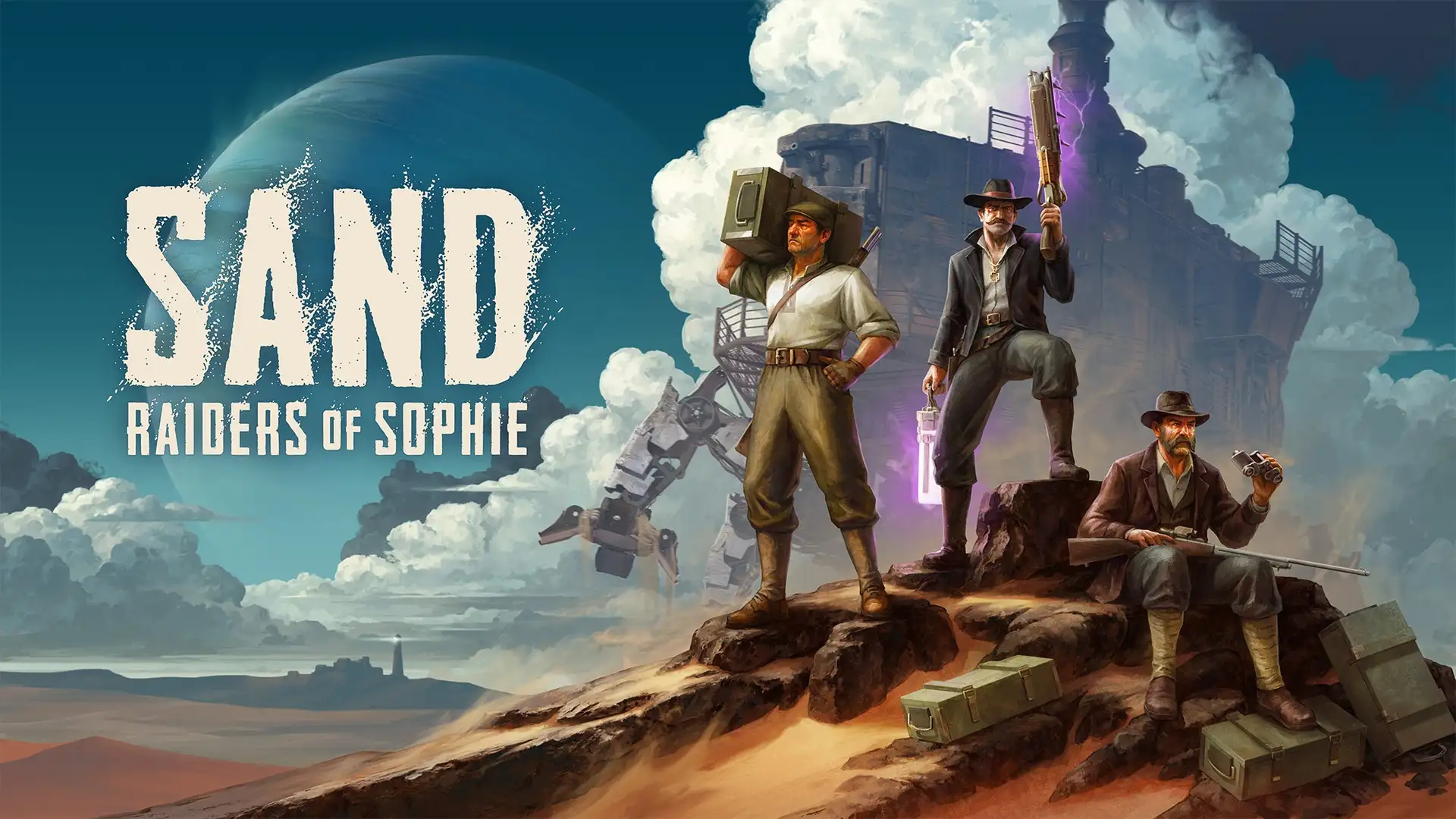 À esquerda, sobre um céu azul com um grande planeta ao fundo, destaca-se o título "SAND RAIDERS OF SOPHIE" em letras brancas texturizadas. À direita, três homens com trajes de exploradores ou soldados do início do século XX estão posicionados em uma elevação rochosa e arenosa. Um carrega uma caixa no ombro, outro usa chapéu e segura uma arma de energia brilhante, e o terceiro está sentado com um rifle e binóculos. Ao fundo, uma grande estrutura mecânica móvel e fumaça completam o cenário desértico.