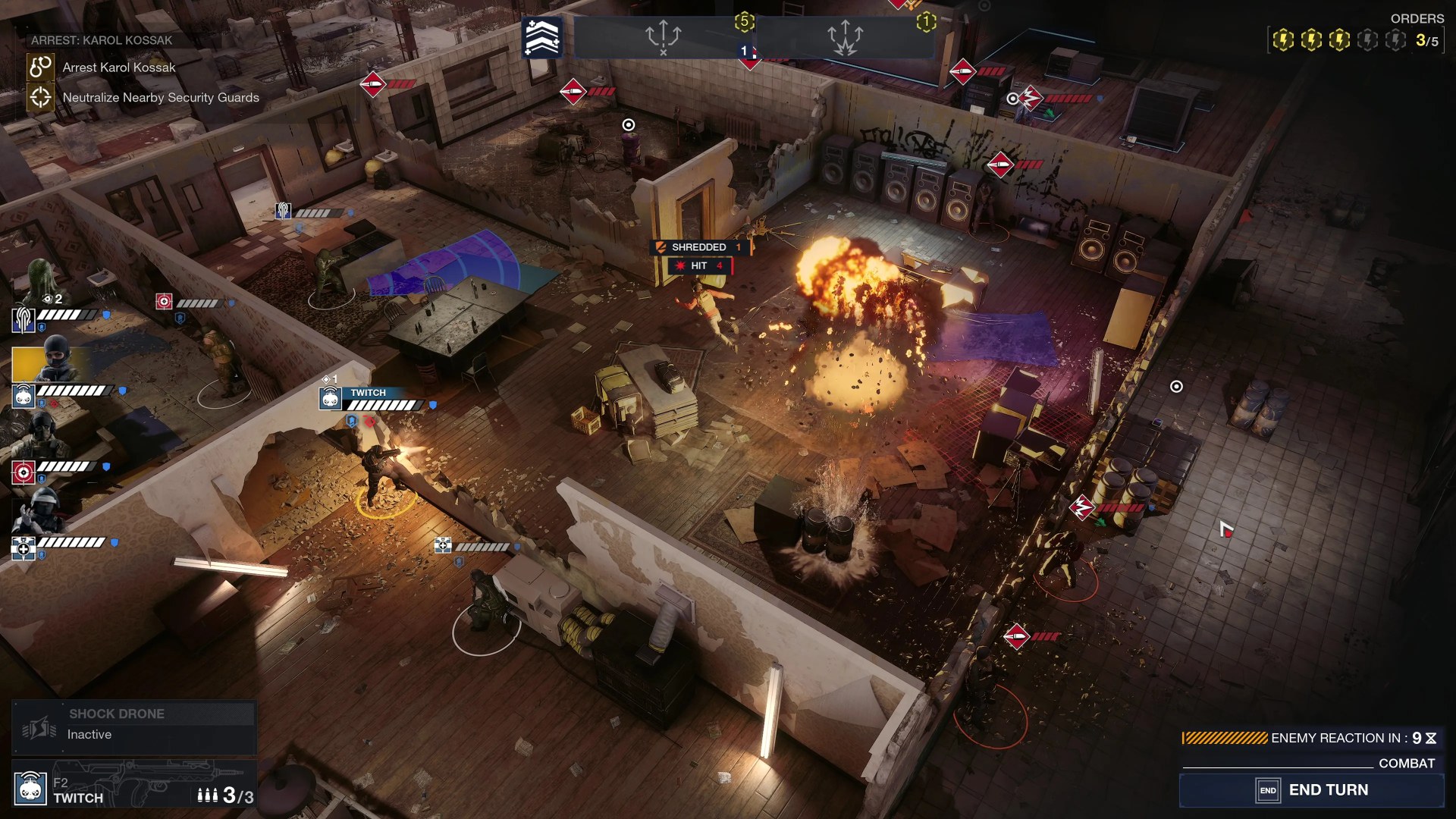 Gameplay de combate tático em turnos no jogo Rainbow Six Tactics. A imagem exibe a visão isométrica da invasão de um prédio, mostrando a interface com operadores, alvos de missão, cone de visão e efeitos de explosão no cenário destruível.