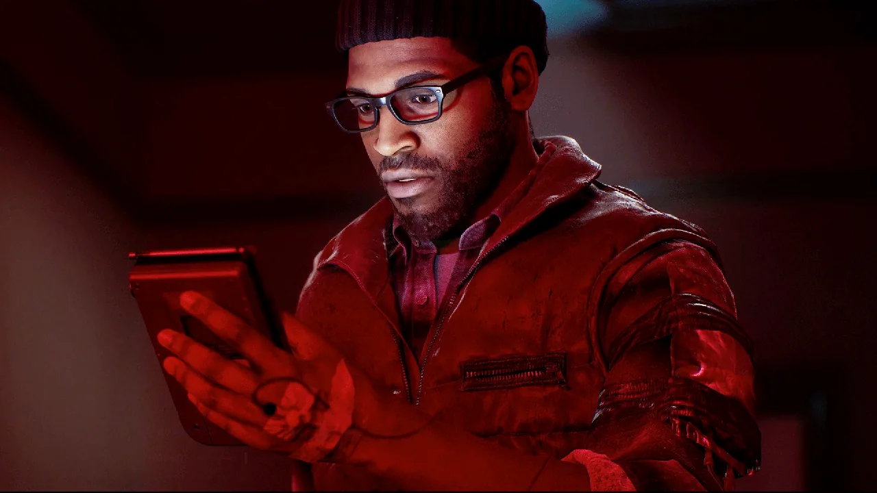 Protagonista do jogo Silent Hill: Townfall segurando um dispositivo eletrônico sob uma luz vermelha intensa em um ambiente escuro.