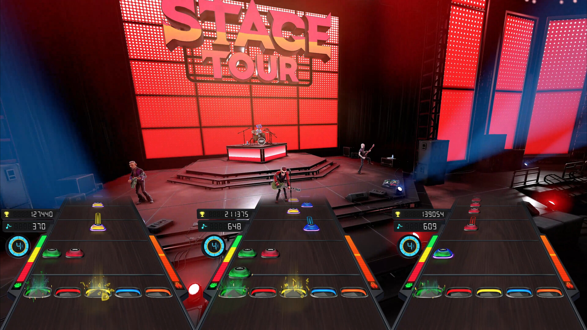 Gameplay do jogo de ritmo musical Stage Tour. A imagem destaca três pistas de notas coloridas no estilo clássico de jogo de banda de rock, com pontuação, multiplicadores e uma banda se apresentando em um palco iluminado por luzes vermelhas.