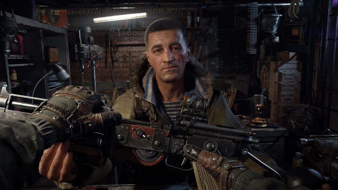 Gameplay em primeira pessoa do jogo pós-apocalíptico Metro 2039. A imagem mostra a personalização de armas e interação com um NPC armeiro dentro de uma oficina subterrânea detalhada na franquia Metro.