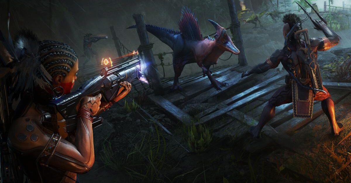 Cena de ação gameplay do jogo Turok: Origins mostrando dois guerreiros enfrentando dinossauros selvagens em uma ponte de madeira no meio da selva com armas futuristas e lâminas.