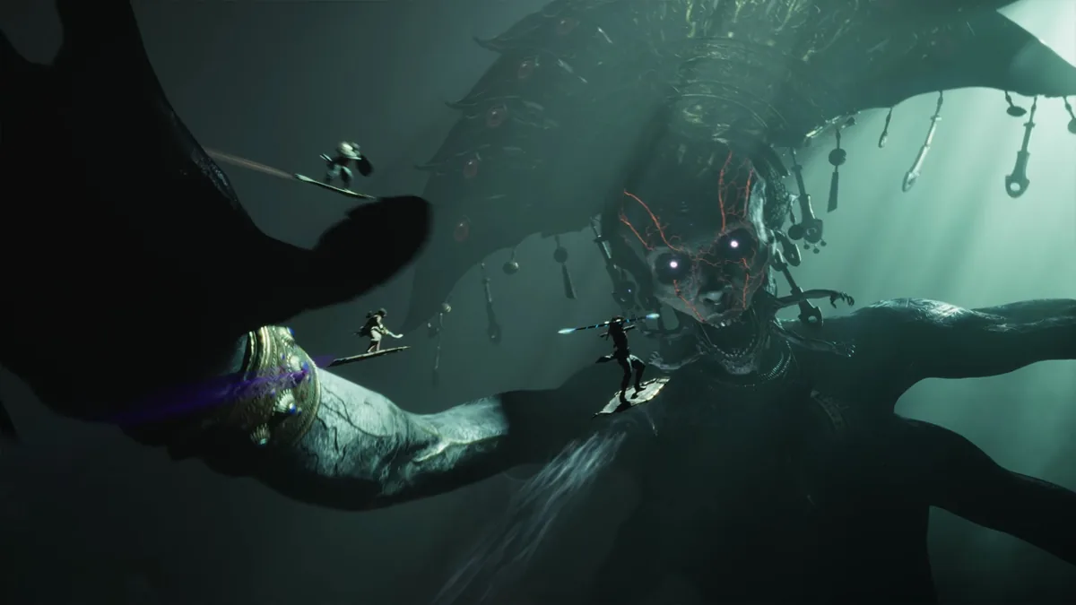 Gameplay de combate contra chefe no jogo 1001 Threads of Mizan. A imagem mostra personagens voando em tapetes mágicos contra uma criatura mística gigante com enfeites orientais em uma atmosfera sombria de fantasia.
